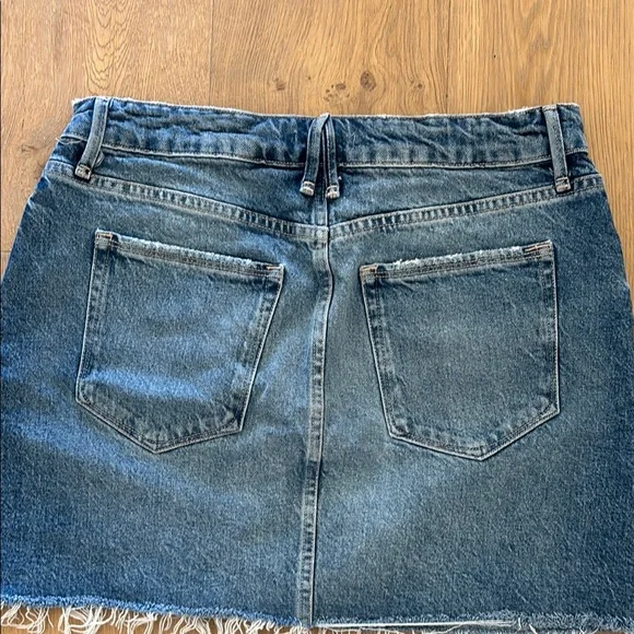 Good American Frayed Denim Mini Skirt - Picture 6 of 7